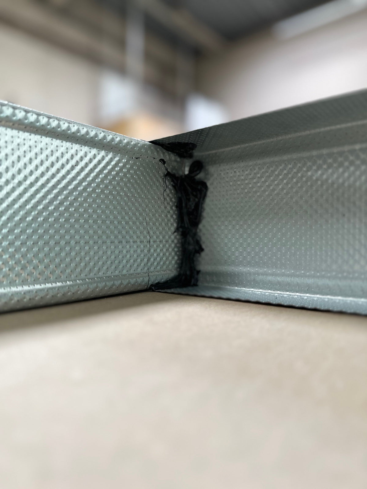 Empfohlene Zusatzbehandlung: elastischer Kleb- und Dichtstoff zwischen den Metallkontaktflächen