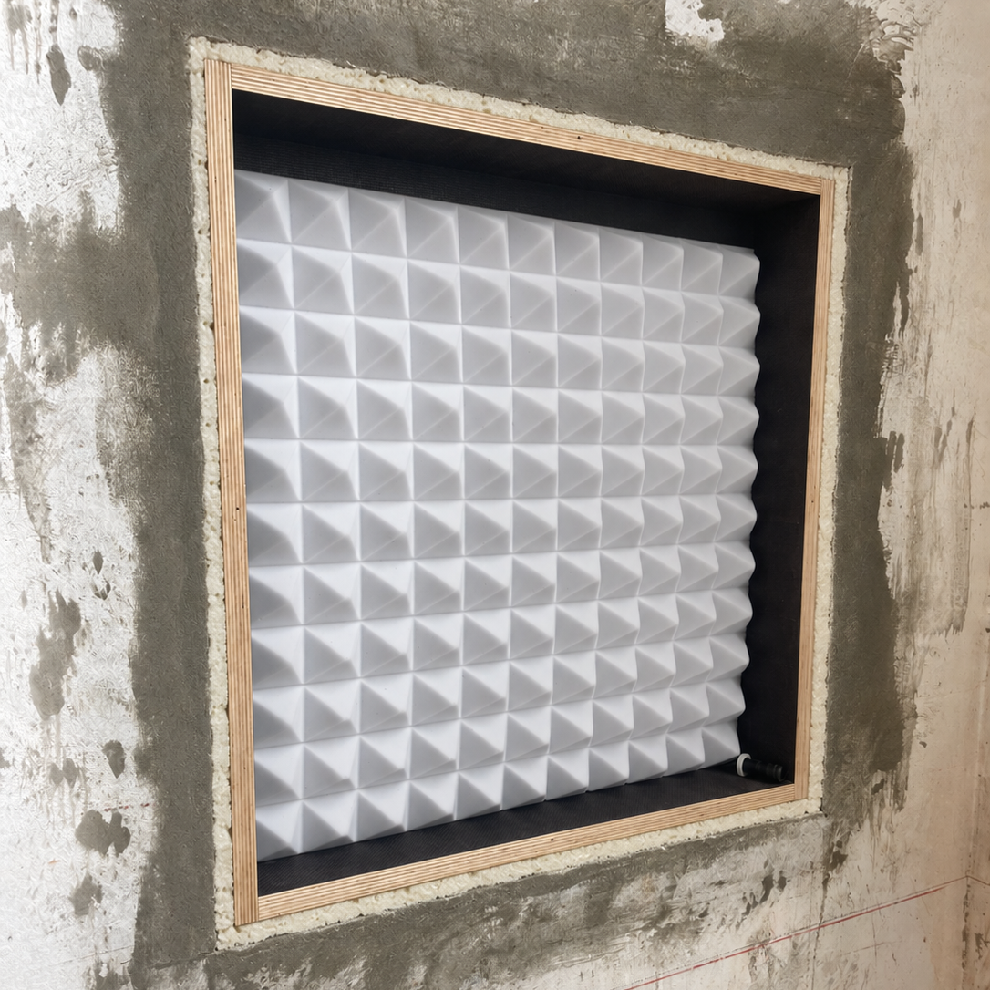 Massivwand: installation frame (backbox) mit Blindplatte und beiden Latten mittig ausgerichtet; etwa 2 cm Spalt für Bauschaum